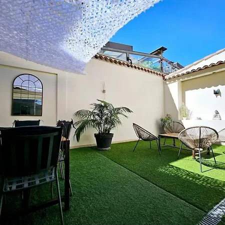 Le Thuret Fleuri - T3 Avec Terrasse 아파트